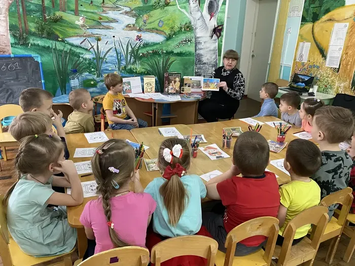 Библиотекарь показывает иллюстрации из книг