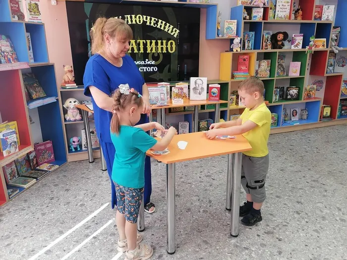 ребята собирают пазлы