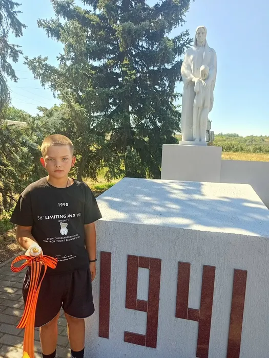 у памятника в селе марфинка