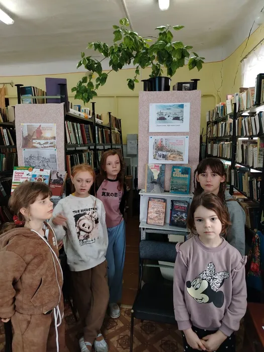 Дети у выставки в Александровской библиотеке