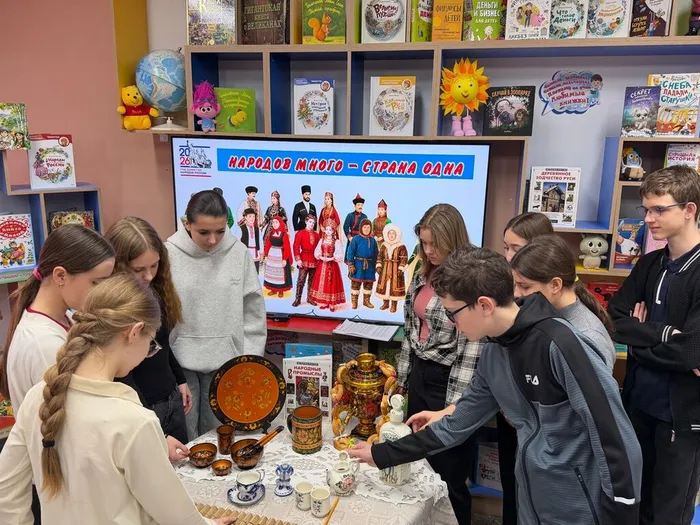 Участники мероприятия знакомятся с выставкой