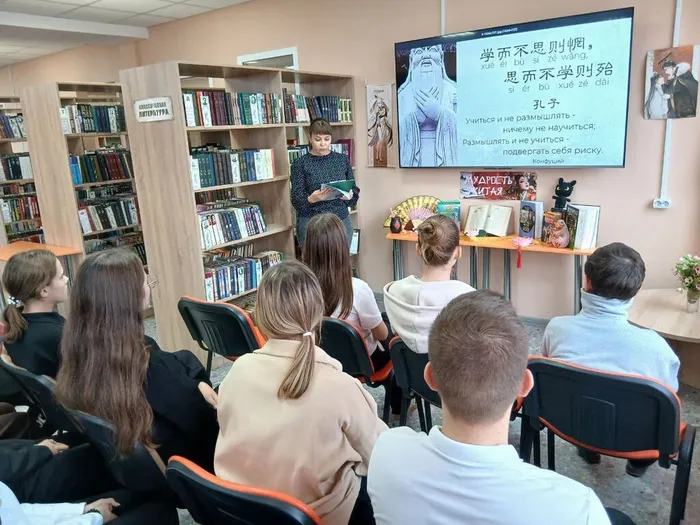 Библиотекарь погружает гостей мероприятия в историю происхождения и написания иероглифов