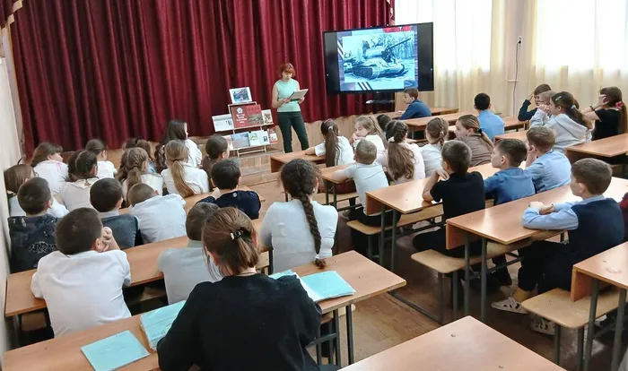 Дети слушают о боевых подвигах Ерошина