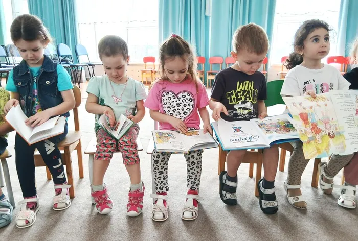 Дошкольники изучают книжки