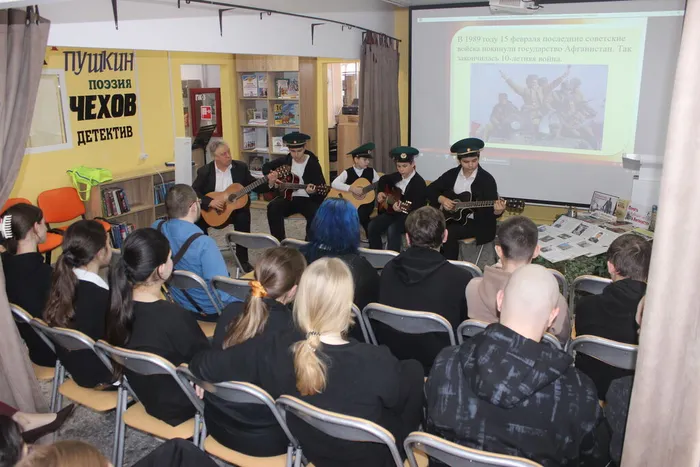 Гитаристы ЦДТ исполняют музыкальную композицию