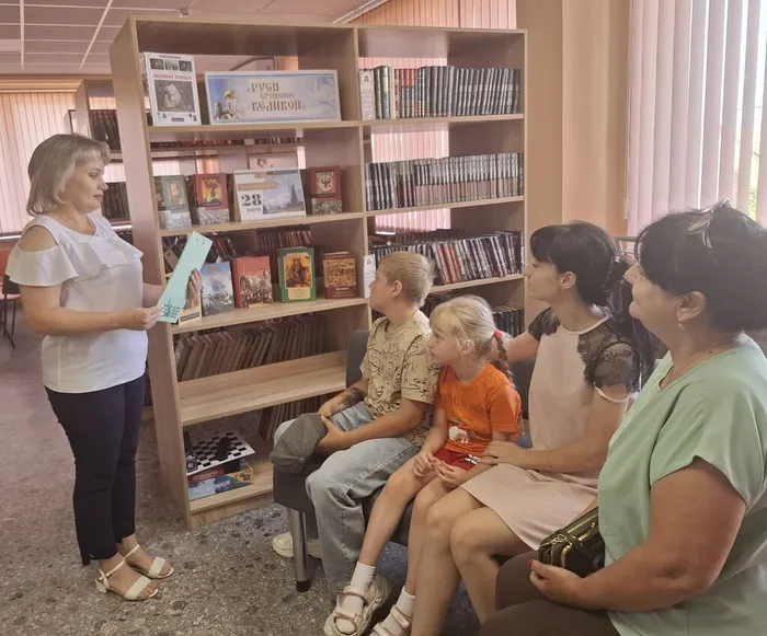 Библиотекарь рассказывает читателям о Дне Крещения Руси (1)