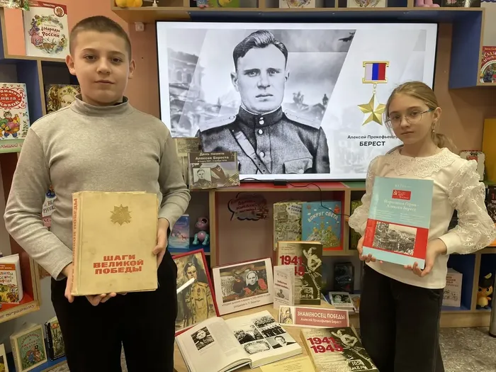 Участники мероприятия знакомятся с материалами книжной выставки