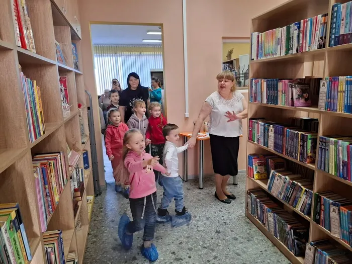 Библиотекарь проводит экскурсию по библиотеке
