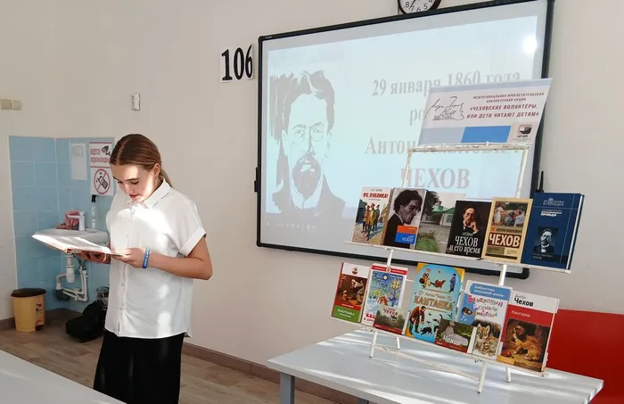 Школьница читает Чехова