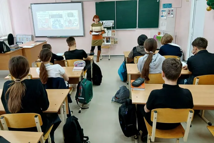 Сотрудник библиотеки проводит обзор книг