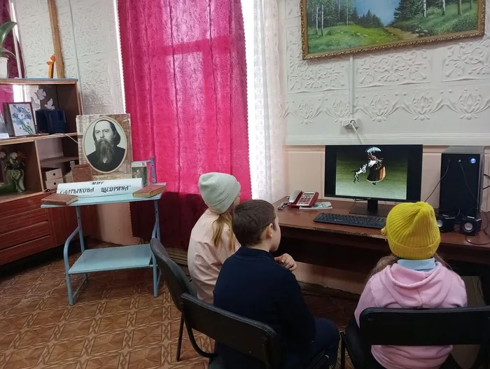 Читатели Политотдельской библиотеки смотрят мультфильм по сказке Салтыкова-Щедрина