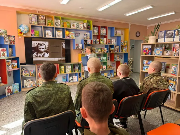 Библиотекарь показывает видеоролик о В. Жириновском