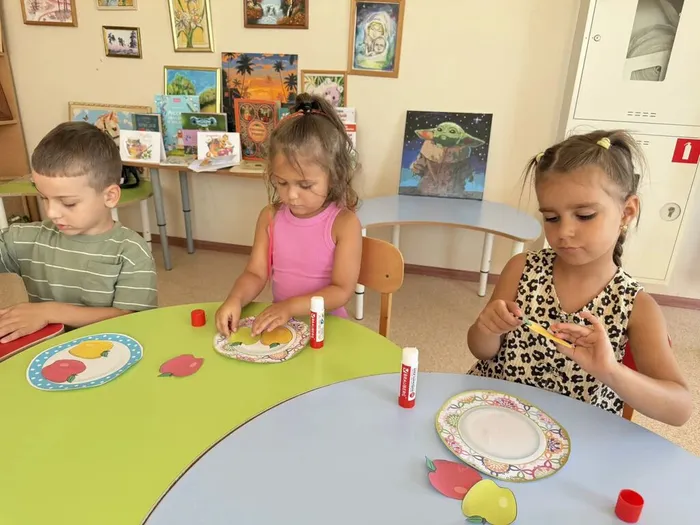 ребята создают свои шедевры