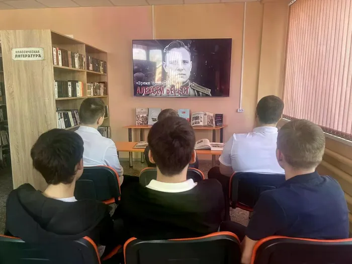 Ребята смотрят видео