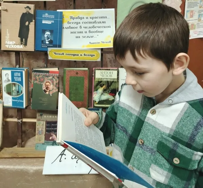 У книжной выставки в Красногорской библиотеке