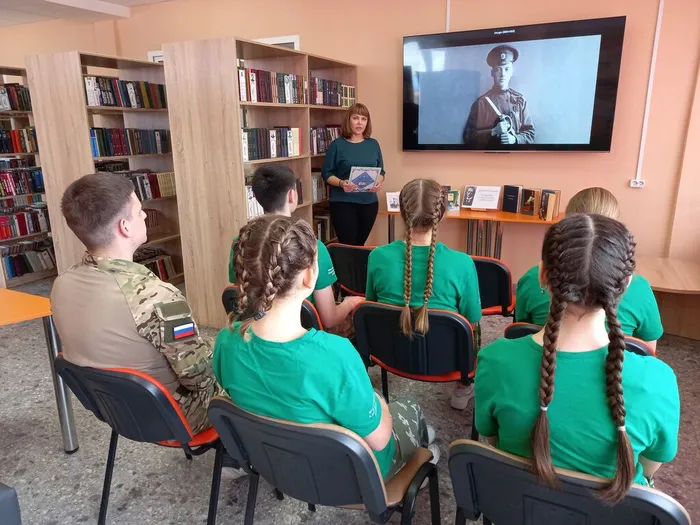 Библиотекарь рассказала о том, как Николай Гумилев, несмотря на свой возраст, добровольно отправился на фронт Первой мировой войны.