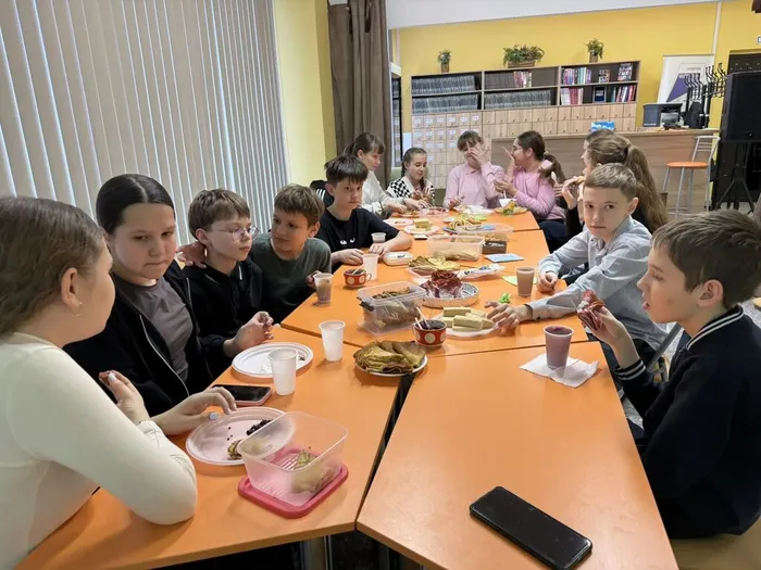 чаепитие с ароматными, румяными блинами и домашним вареньем